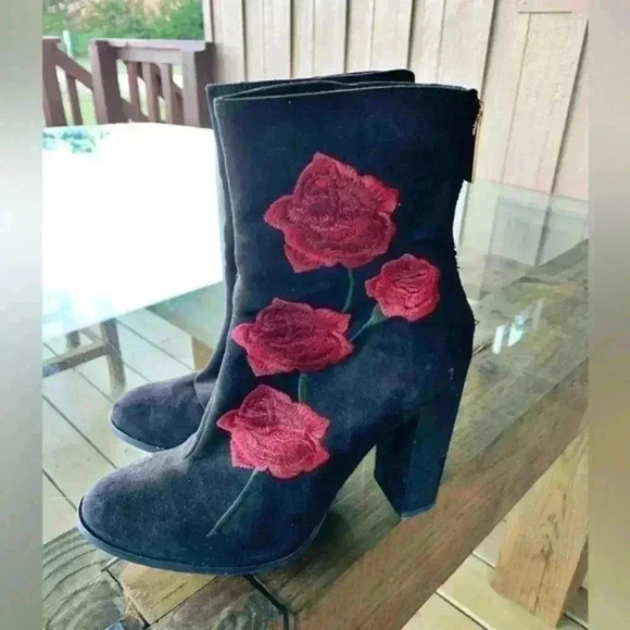 Intentionally Blank Black Embroidered Rose Boots Size 39 - Picture 2 of 11